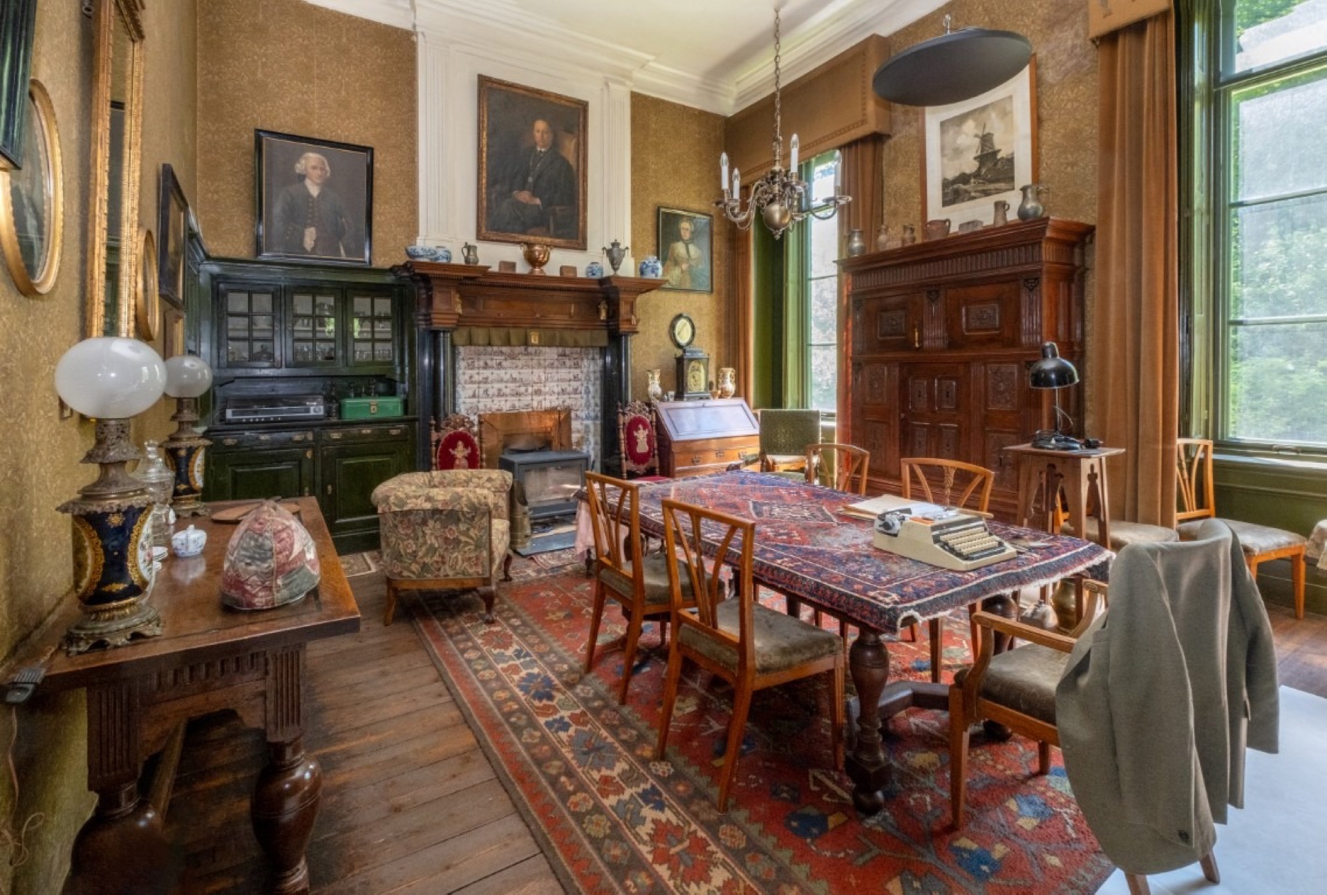 Historisch interieur met origineel meubilair
