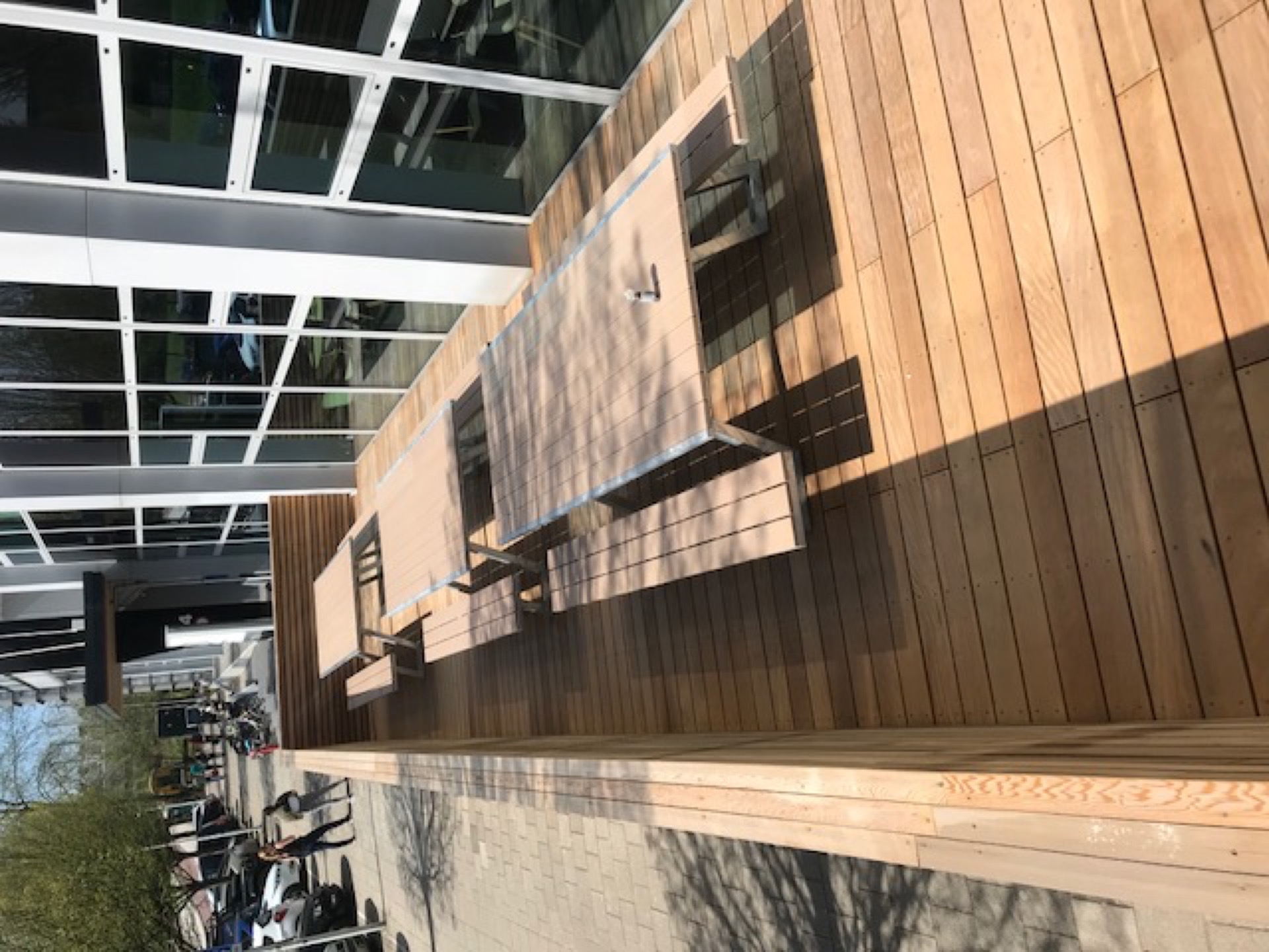 Houten gevelbekleding utiliteitsgebouw